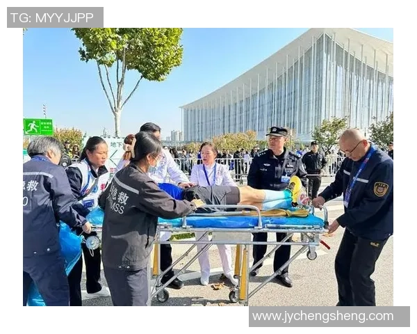 足球球星比赛中突然昏倒全场紧急救援引发健康隐忧